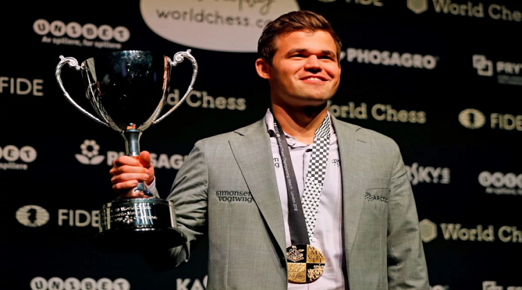 Magnus Carlsen posa con su trofeo de campeón mundial de ajedrez, en 2018. Foto: AFP