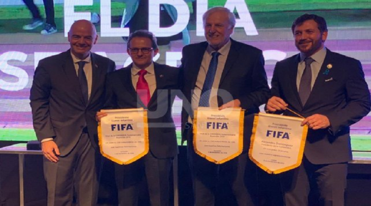 Opinó el presidente de la Fifa sobre la hinchada de Colón - Agencia Fe