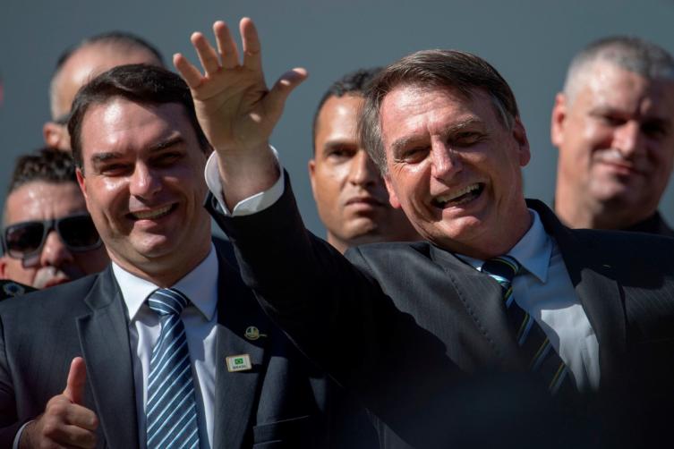 Jair Bolsonaro acompañado por su hijo Flavio (izquierda) en mayo pasado. (Mauro Pimentel / AFP)