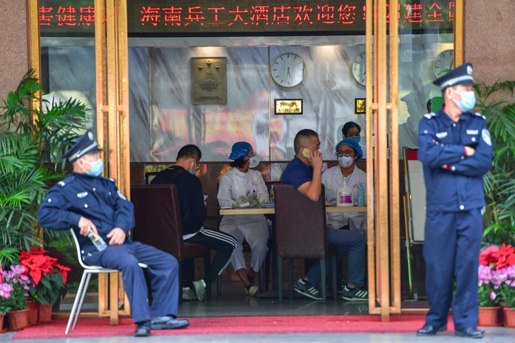 Personal médico en el lobby de un hotel turístico en la provincia de Hubei (REUTERS)
