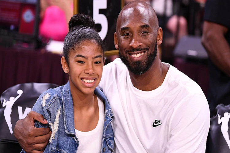 En esta foto de archivo, Kobe Bryant aparece con su hija Gianna en el partido de la WNBA All Star Game en el Mandalay Bay Events Center - INFOBAE