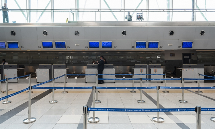 Los puestos del check in vacíos en el Aeropuerto Internacional Ministro Pistarini, Ezeiza (Adrián Escandar).