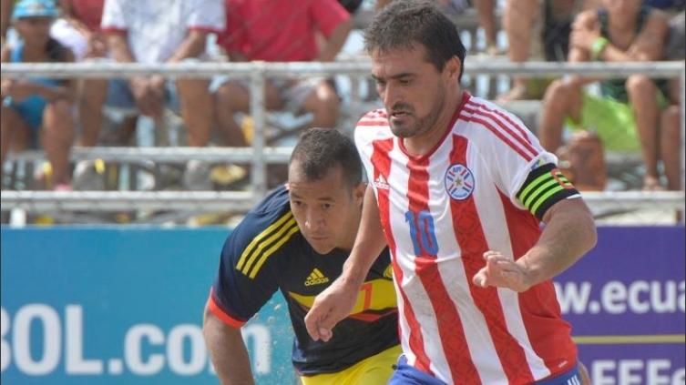 Acuña jugó en la selección paraguaya. Y tras su retiro, jugó en fútbol playa. - Rosario3