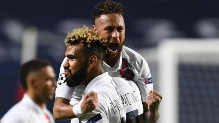 Neymar abraza al héroe de la noche: Choupo-Moting. (EFE)