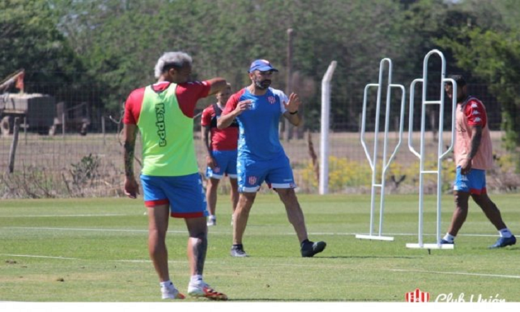 El DT de Unión Juan Manuel Azconzábal tiene un par de interrogantes para definir el equipo que jugará con Newell ´s. - Prensa Unión