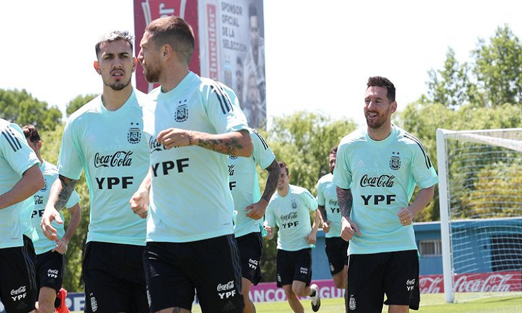 Leandro Paredes, Papu Gómez y Lionel Messi, en el entrenamiento vespertino de la Albiceleste (@Argentina)