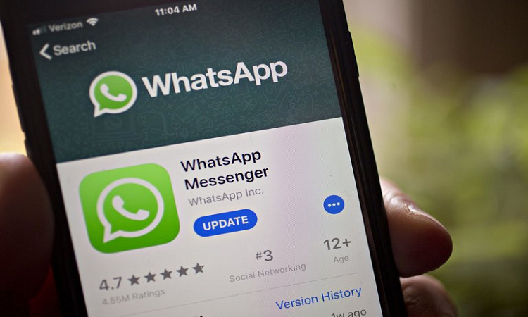 WhatsApp eliminará la cuenta de aquellos que utilicen una serie de aplicaciones, que no son versiones oficiales y violan sus condiciones de servicio. Photographer: Andrew Harrer/Bloomberg