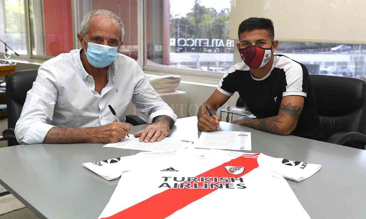 El pase del verano. El momento que Alex Vigo firma su contrato con el presidente Rodolfo Raúl D ´Onofrio en la sede de River Plate y por cuatro años de vinculación. Sin dudas, un 