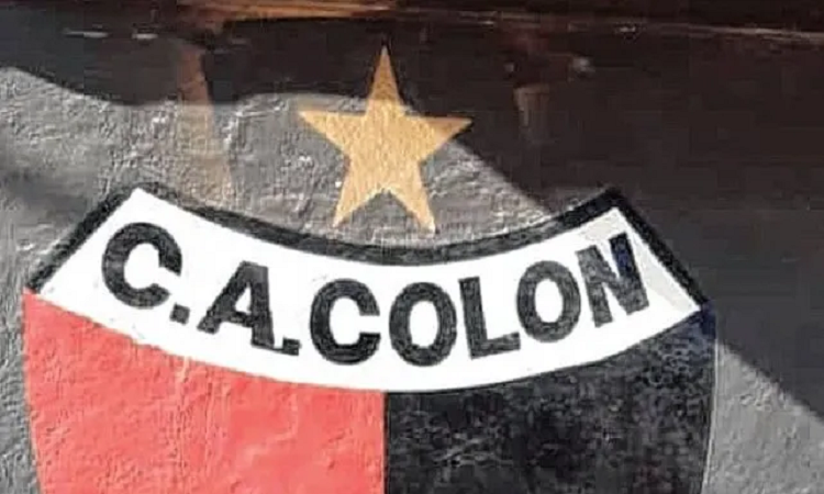 Los hinchas de Colón pintaron la estrella que alcanzó el club por sobre el escudo del club en la sede de la institución. Gentileza: Jorge Battagliotti