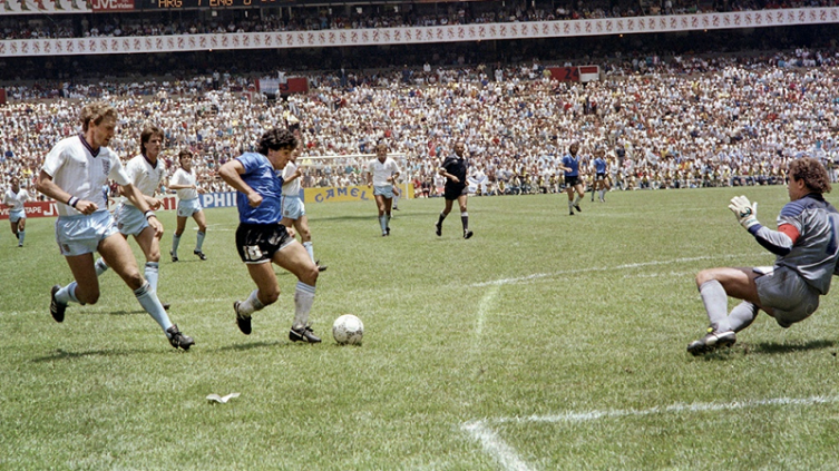 Maradona y el mejor gol de todos los tiempos durante la Copa del Mundo México 1986 (Foto: télam - AFP)
