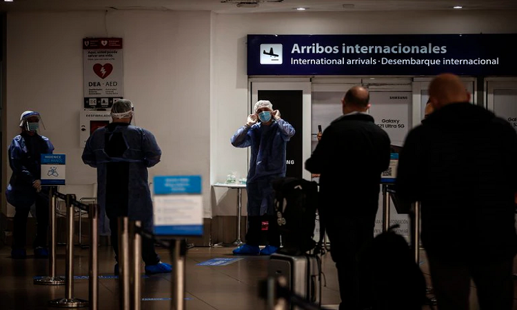 Viajeros llegan al Aeropuerto Internacional de Ezeiza, en la provincia de Buenos Aires (Argentina). EFE/Juan Ignacio Roncoroni/Infobae