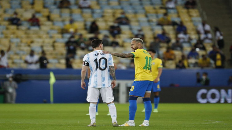 Neymar da una palmada a Lionel Messi antes de la final de la Copa América entre Brasil y Neymar, el sábado 10 de julio de 2021 en el estadio Maracaná (AP Foto/Bruna Prado)