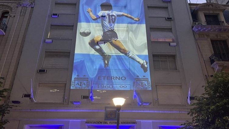 El edificio de AFA de Viamonte fue rebautizado con el nombre de Diego Armando Maradona - Doble Amarilla