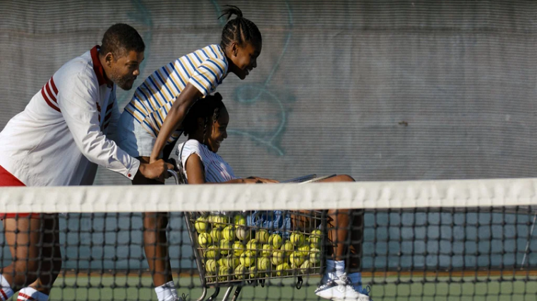 Will Smith hace un gran papel como Richard Williams, el padre de las estrellas del tenis Serena y Venus, en 