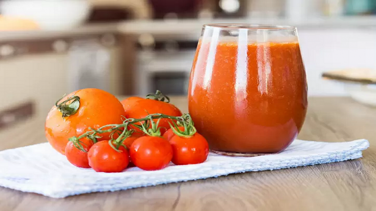 Vaso de jugo de tomate. Una bebida efectiva para controlar la presión arterial. Foto: GETTY IMAGES