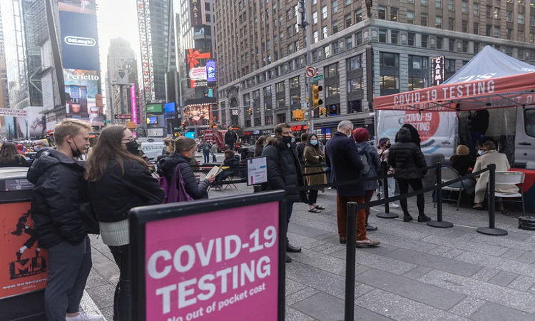 La gente hace cola para testearse por coronavirus (COVID-19) en Times Square, en el distrito de Manhattan de la ciudad de Nueva York, Nueva York, Estados Unidos, 16 de diciembre de 2021 (REUTERS/Jeenah Moon)