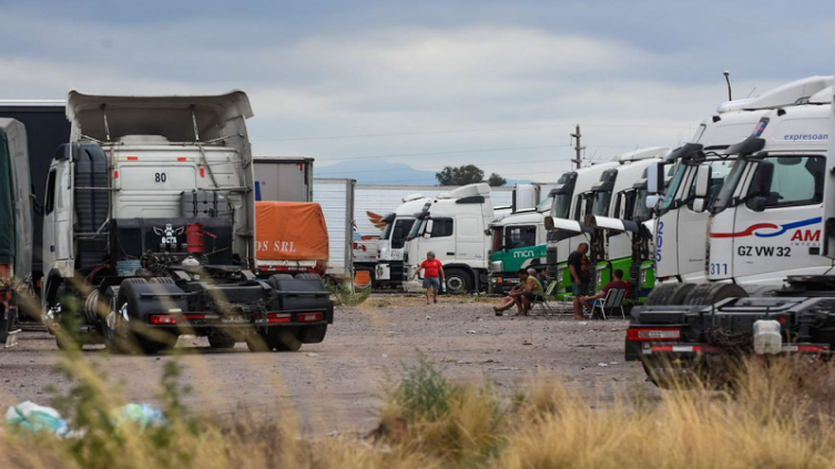 Camioneros varados en el playón de Luján. Foto: Mariana Villa / Los Andes