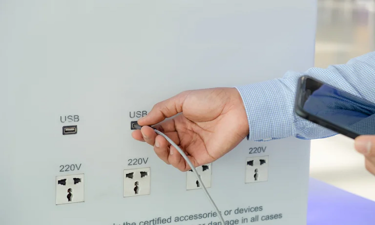 Puertos de carga USB públicos pueden ser un riesgo a la privacidad (Foto: Shutterstock)
