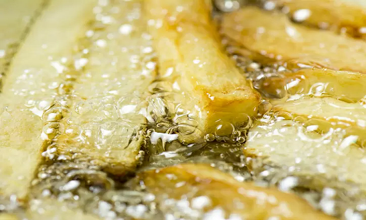 Para lograr una correcta fritura el aceite debe cubrir los alimentos. Foto: GETTY IMAGES