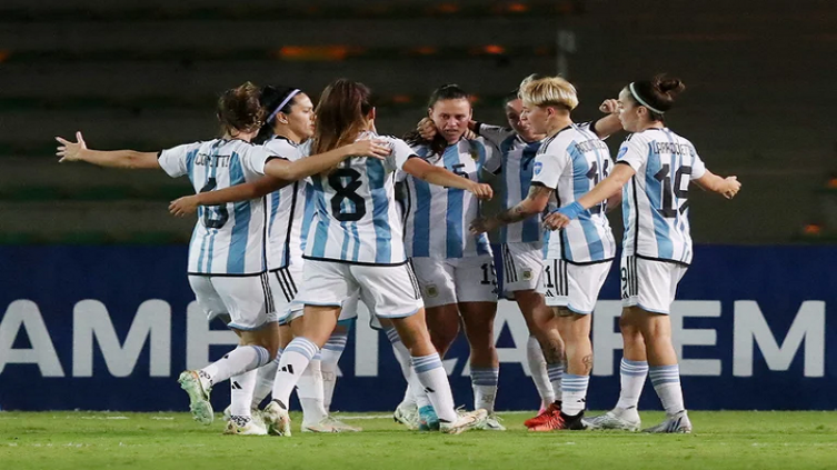 Con Estefanía Banini como figura, Argentina goleó 4-0 a Perú y sumó su primer triunfo en la Copa América femenina - (REUTERS/Amanda Perobelli)