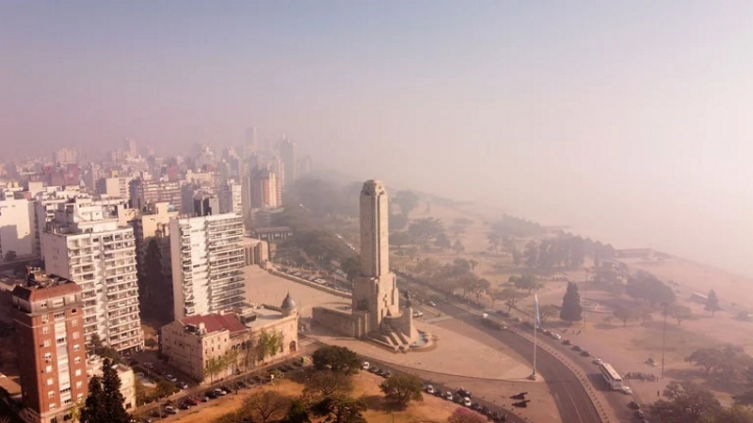 Rosario, una de las ciudades más afectadas por el humo, registra un aumento de las consultas médicas por dificultades respiratorias. Cinco consejos para proteger la salud - Infobae