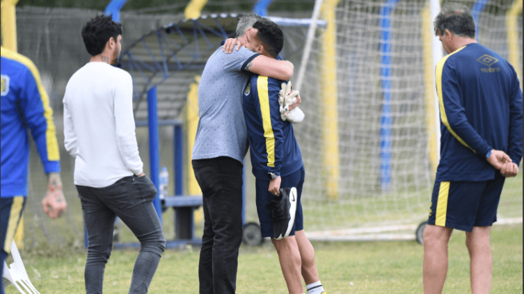 Carlitos, mirá quién vino: un ex campeón con Rosario Central pasó a saludar a Tévez (@rosariocentral)
