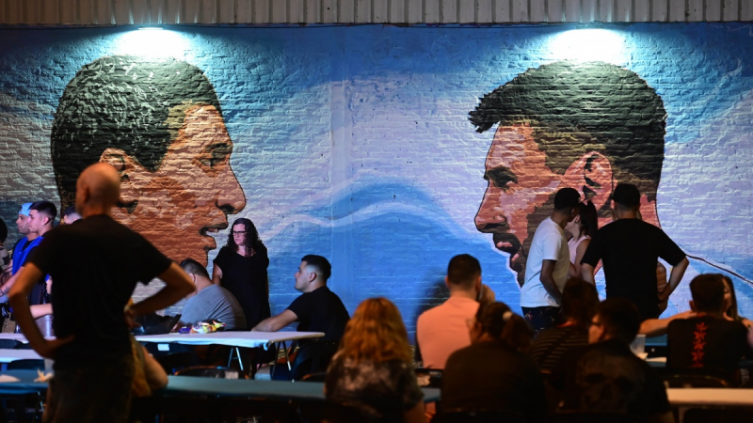 De Rosario para el mundo: la tierra de Messi, Di María y Scaloni palpita el Mundial en murales. El mural pintado por la artista Milena Kustto (Foto: Sebastián Granata).