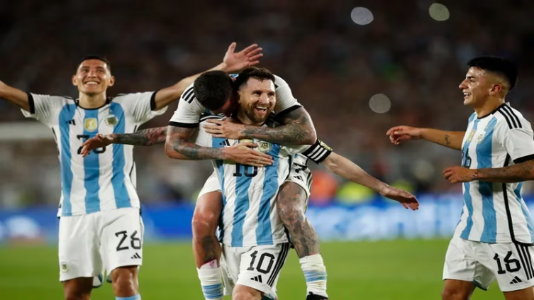 Qué necesita Argentina para quedar en lo más alto del ranking FIFA: la inesperada derrota que desplazó a Brasil y la amenaza de Francia - (Foto: Reuters)