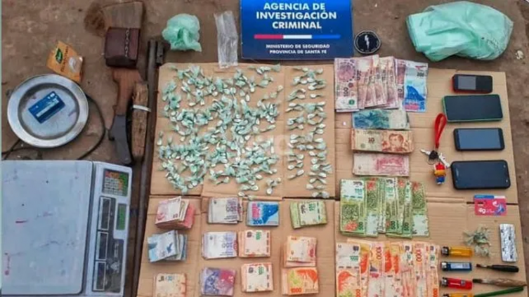 En un procedimiento en San Javier, detuvieron a tres vendedores de drogas, con cocaína, armas y dinero - Prensa AIC