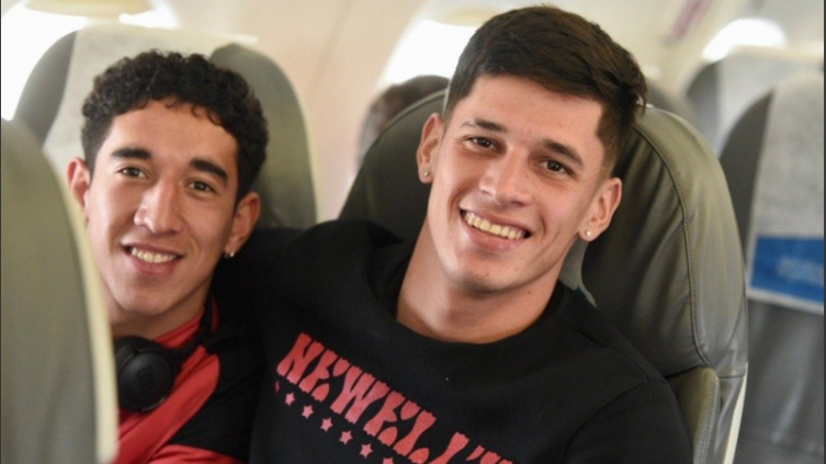 Newell ´s viajó a Brasil para enfrentar Corinthians y Astore dio pistas de otro refuerzo buscado (@newells)