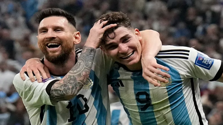 FIFA publicó la lista de nominados a los premios The Best del 2023: Lionel Messi y Julián Álvarez, entre los elegidos (AP Foto/Martin Meissner)