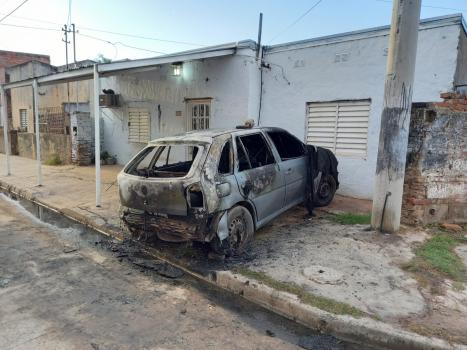 Otro de los autos que apareció quemado en la ciudad. Foto gentileza LT9