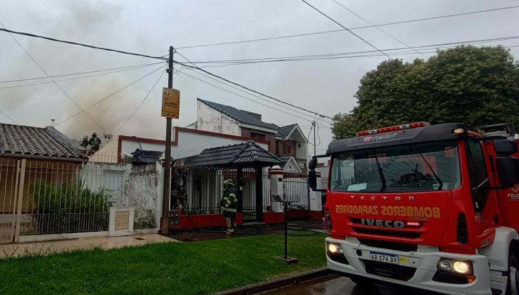 Imagen de la casa que se prendió fuego por causas que se investigan. Foto División Noticias LT9
