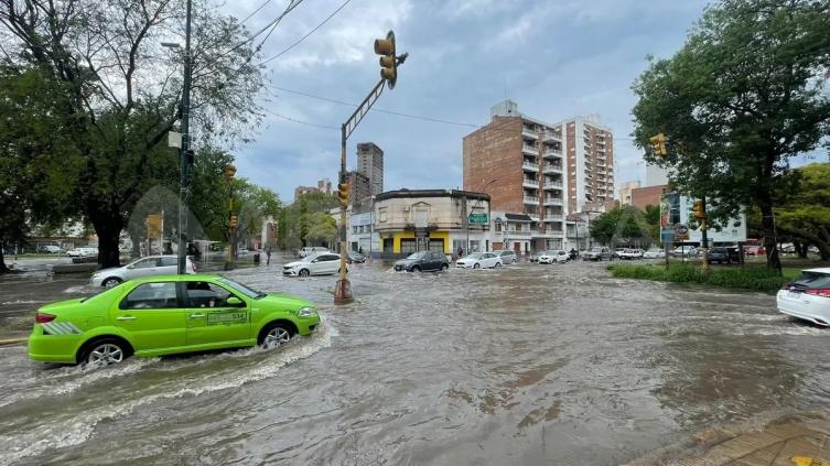 La intensa lluvia provocó anegamientos en varios sectores de la ciudad. Foto Aire de Santa Fe