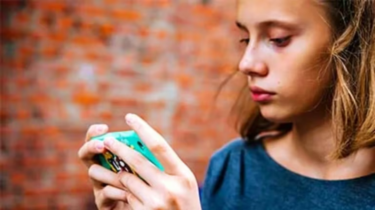 El uso excesivo de celulares afectaría la salud mental de los adolescentes, afirma un estudio - Infobae