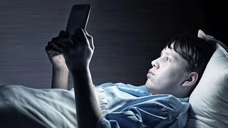 “Distracciones digitales”: el uso de dispositivos en la noche puede afectar el sueño y la salud - Infobae