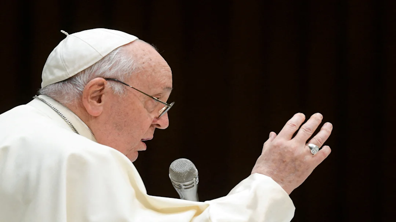 El Papa dijo que las bendiciones LGBTQ+ son para individuos, no para aprobar uniones. FOTO: Vatican Media/Handout vía REUTERS