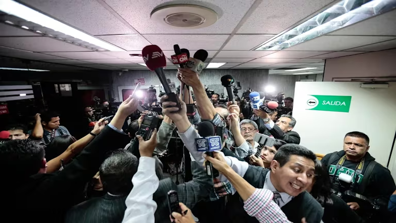 Reportar el crimen organizado: entre exilios y amenazas, así trabajan los periodistas en Ecuador. (EFE/José Jácome)