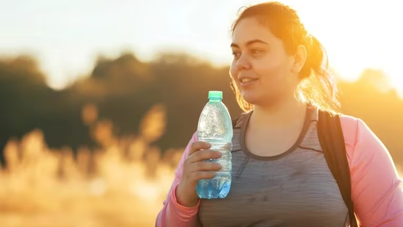 ¿Tomar 2 litros de agua por día alcanza para no deshidratarse? Qué dice la ciencia. (Imagen ilustrativa Infobae)