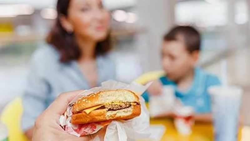 Las envolturas de comida rápida pueden transmitir sustancias químicas tóxicas a las embarazadas - Infobae