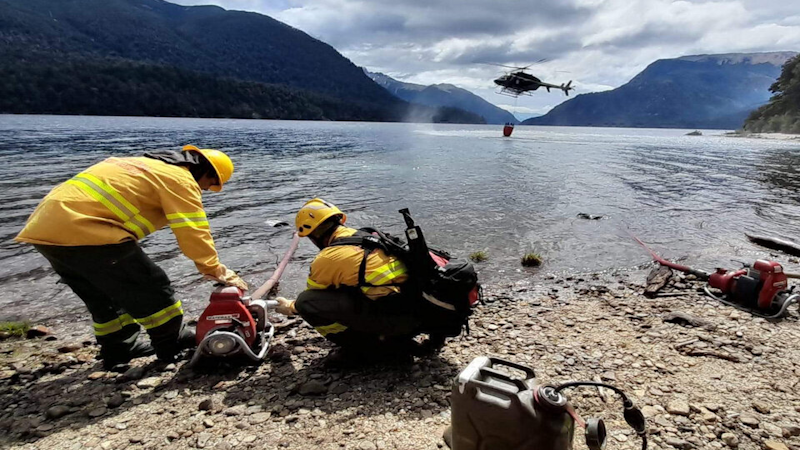 Continuó el operativo contra el incendio en el lago Nahuel Huapi - Télam