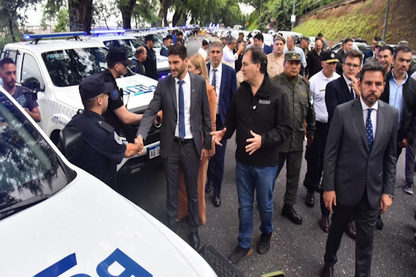 80 vehículos policiales y tres minibuses enviados por la provincia de Buenos Aires se suman a las tareas de patrullaje en Rosario. - Prensa GSF