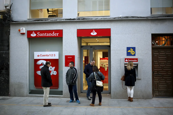 Gente espera fuera de una sucursal bancaria del Santander antes de su apertura al público en el centro de Ronda, Andalucía, España. Foto: Reuters/Jon Nazca/Archivo