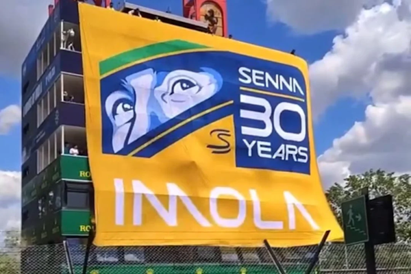 La Bandera que se colocó en Imola por el 30° aniversario del fallecimiento de Ayrton Senna. Crédito: F1