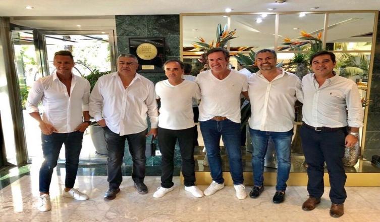 Postal en Marbella. Tapia junto a Roldán Conejero, ubicado a su izquierda, y Tofoni, el nexo con la AFA, parado al lado del empresario español.