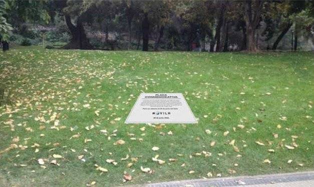 Así luce la placa en el cerro. Bajo ella, la cápsula del tiempo - Foto: publimetro.cl