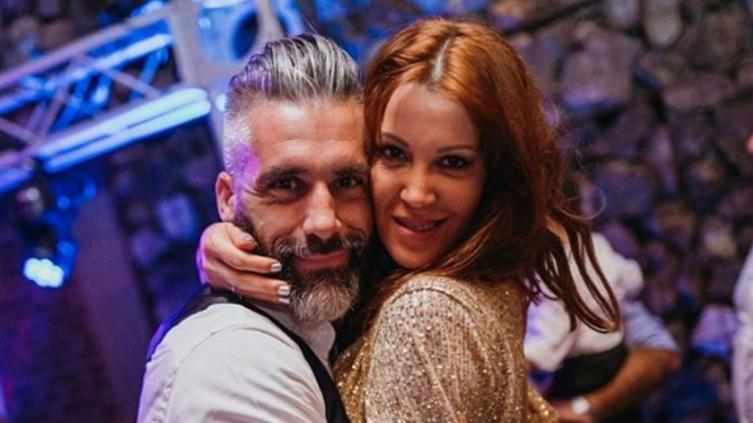 CHRISTIAN HALBINGER Y MIRIAM LANZONI - exitoína