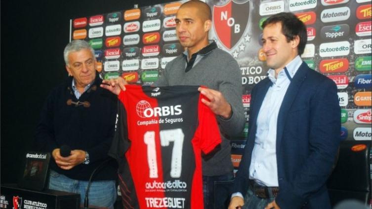 Trezeguet junto a la dirigencia de la época, encabezada por Guillermo Lorente. (FotoBaires)
