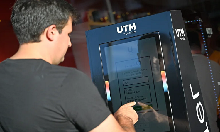 Fotografía cedida por InBierto que muestra a una persona que usa el primer cajero de criptomonedas instalado en Uruguay, en Punta del Este (EFE/InBierto/Carlos Lebrato)