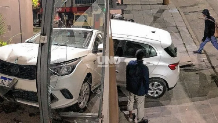 Así terminó uno de los vehículos tras el siniestro vial, incrustado dentro de un edificio en 25 de Mayo al 3.500. - UNO Santa Fe